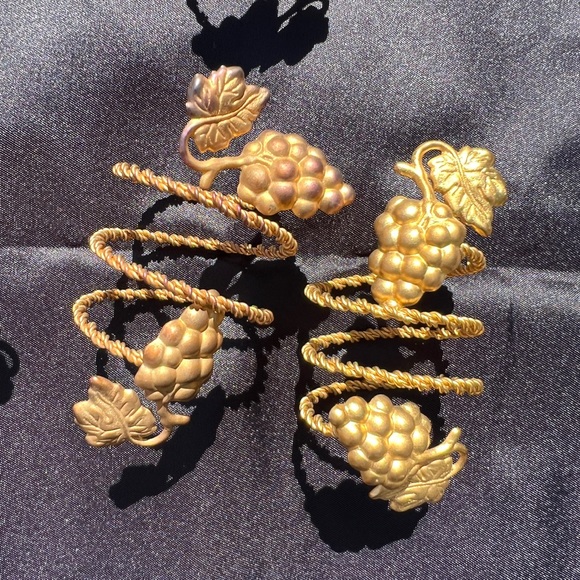 Vintage Gold Metal Napkin Rings Set of 4 - Picture 8 of 8